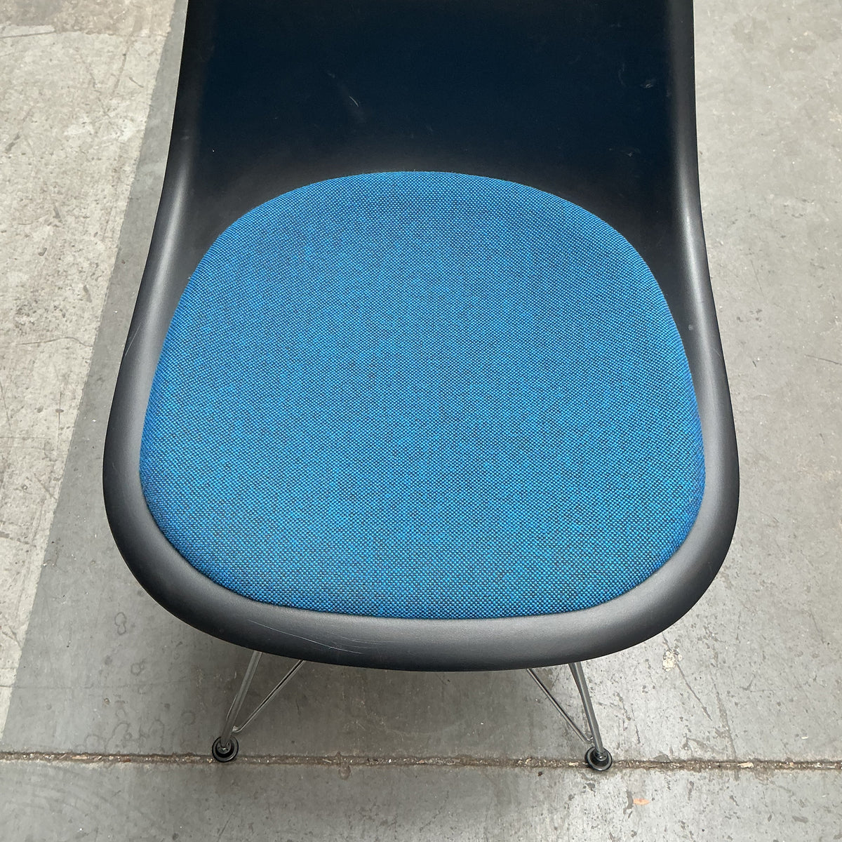 Vitra Eames Plastic Chair DSR | Eetkamerstoel | Zwarte Kuip | Blauw Zitkussen | Chroom