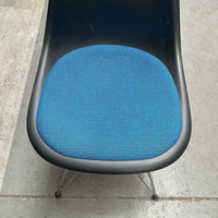 Vitra Eames Plastic Chair DSR | Eetkamerstoel | Zwarte Kuip | Blauw Zitkussen | Chroom