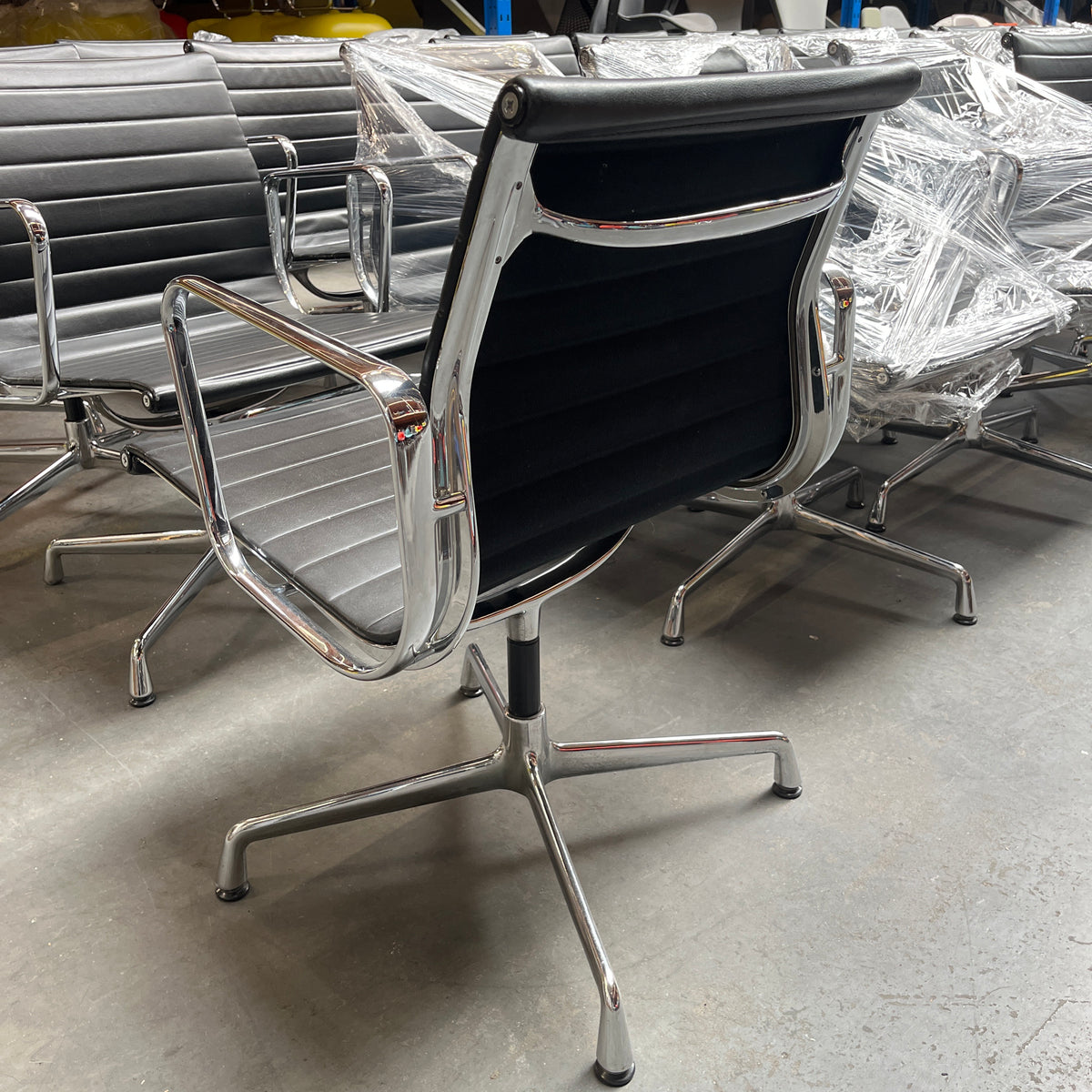 Vitra EA108 vergaderstoel | zwart | leer
