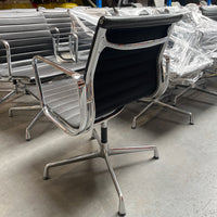 Vitra EA108 vergaderstoel | zwart | leer