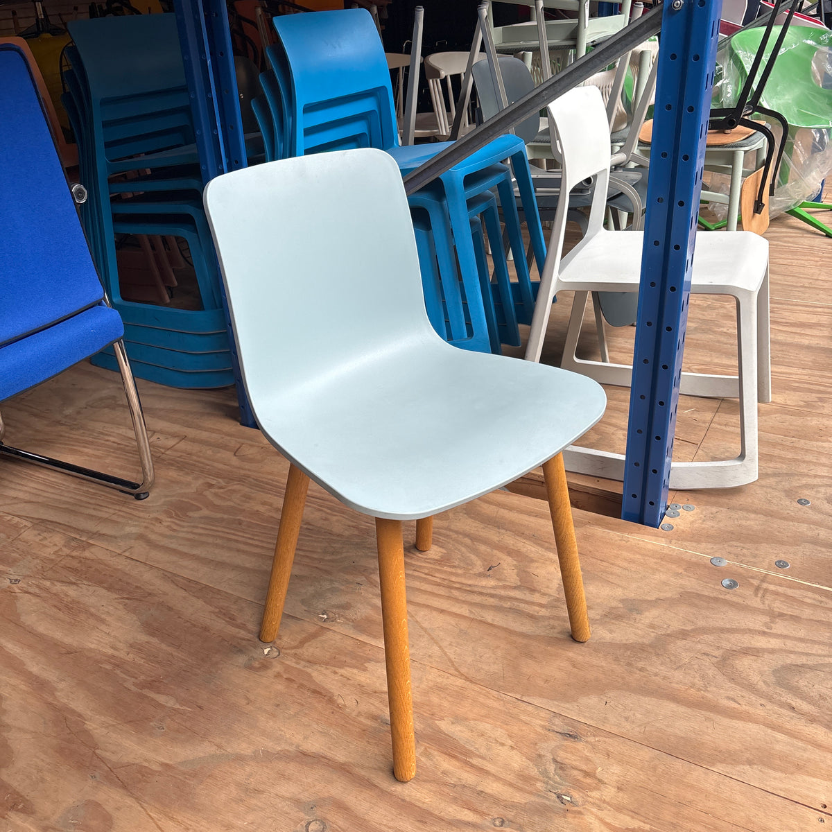 Vitra Hal Kantine / Vergaderstoel | Lichtblauw / Hout