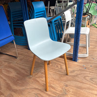 Vitra Hal Kantine / Vergaderstoel | Lichtblauw / Hout