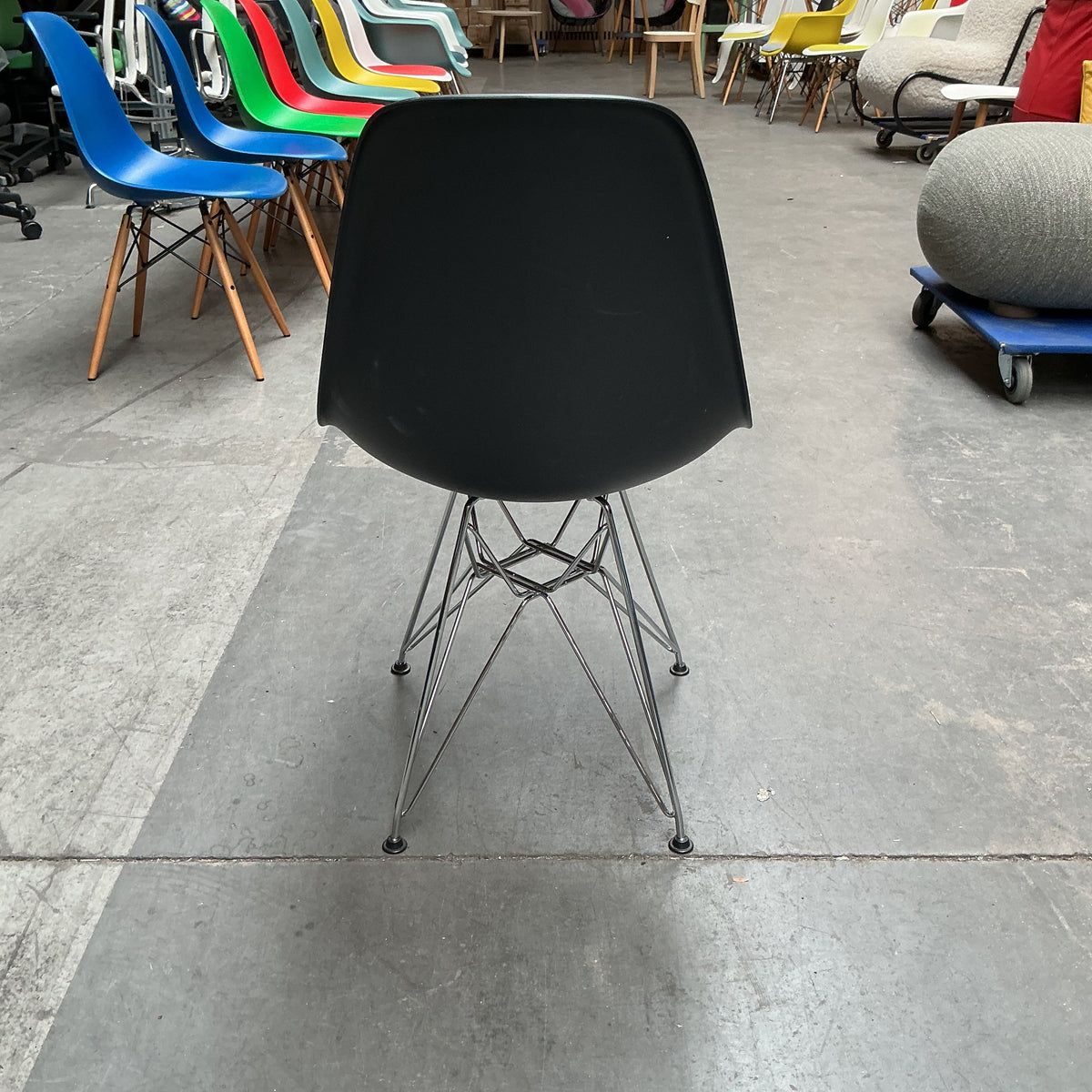 Vitra Eames Plastic Chair DSR | Eetkamerstoel | Zwarte Kuip | Blauw Zitkussen | Chroom