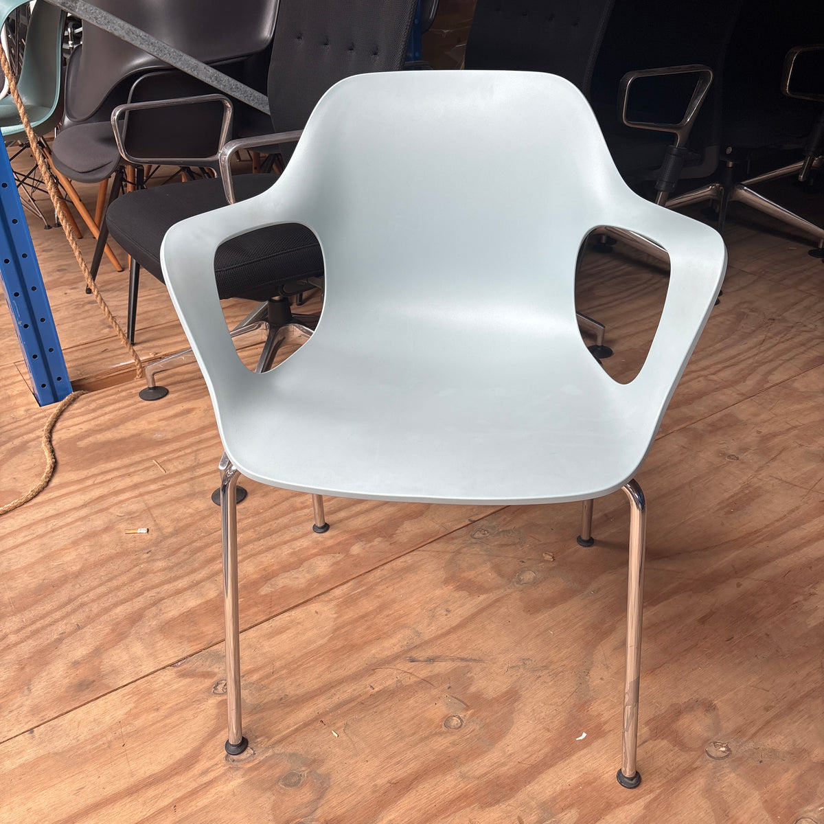 Vitra Hal Kantine / Vergaderstoel | Lichtblauw | Stapelbaar