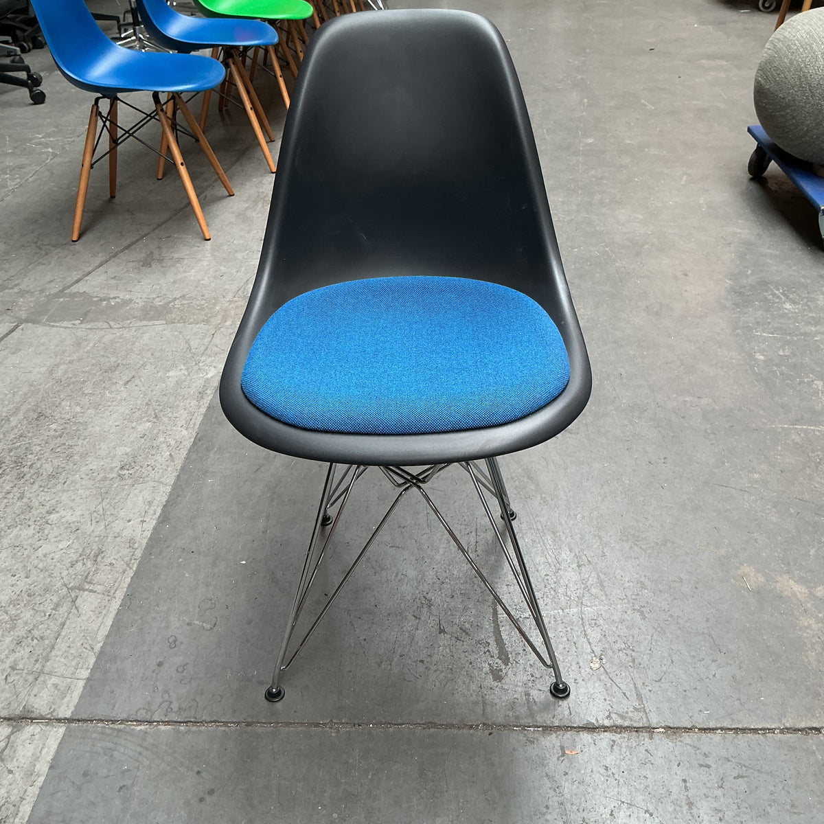 Vitra Eames Plastic Chair DSR | Eetkamerstoel | Zwarte Kuip | Blauw Zitkussen | Chroom