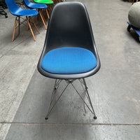 Vitra Eames Plastic Chair DSR | Eetkamerstoel | Zwarte Kuip | Blauw Zitkussen | Chroom