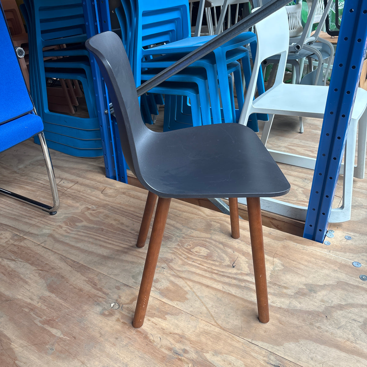 Vitra Hal Kantine / Vergaderstoel | Zwart / Donker Hout