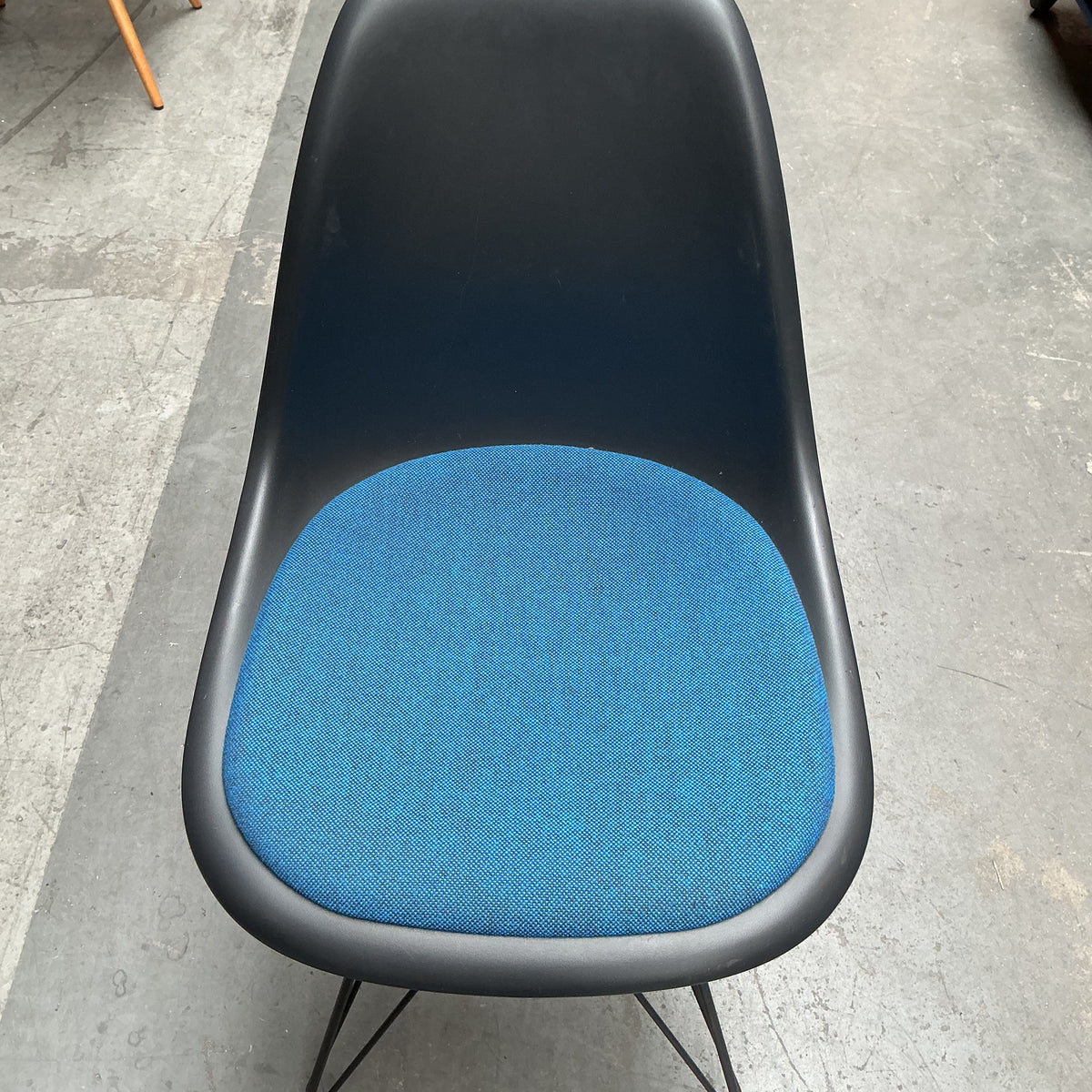 Vitra Eames Plastic Chair DSR | Eetkamerstoel | Zwarte Kuip | Blauw Zitkussen | Zwart Frame