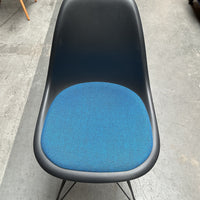 Vitra Eames Plastic Chair DSR | Eetkamerstoel | Zwarte Kuip | Blauw Zitkussen | Zwart Frame