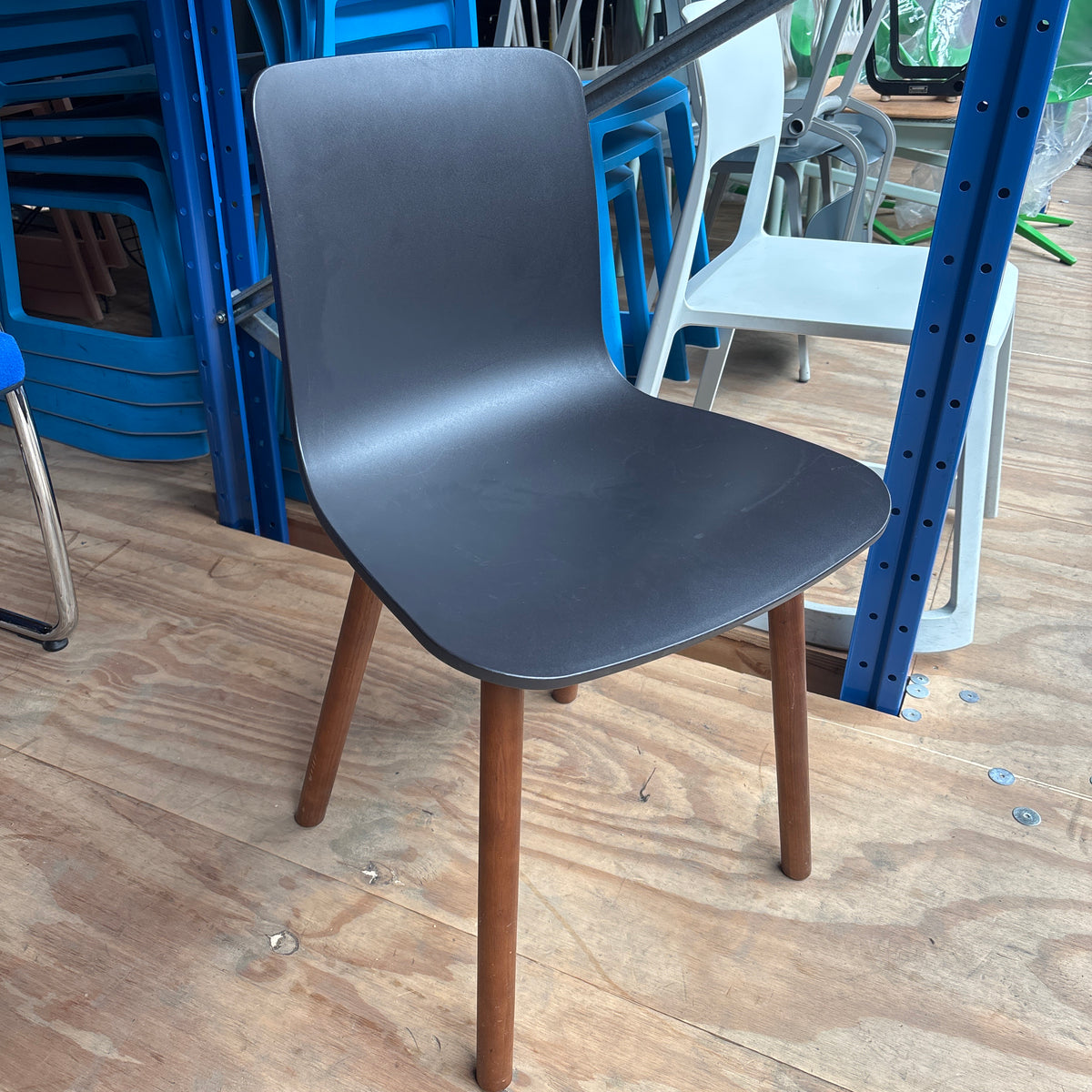 Vitra Hal Kantine / Vergaderstoel | Zwart / Donker Hout