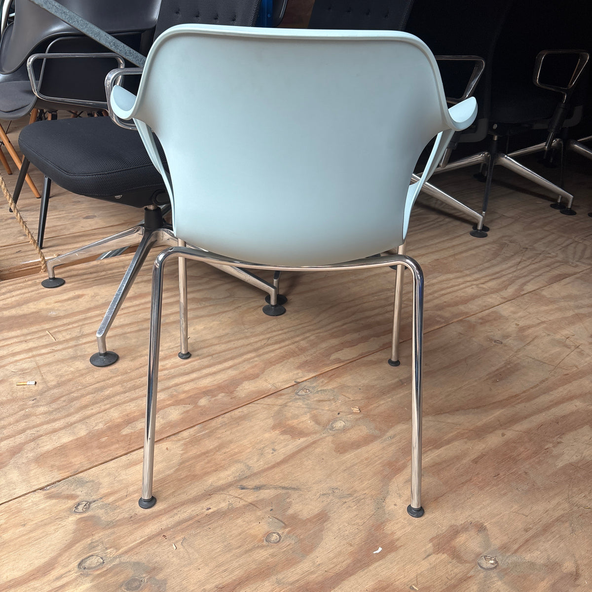 Vitra Hal Kantine / Vergaderstoel | Lichtblauw | Stapelbaar