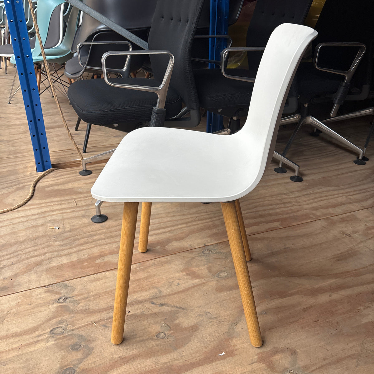 Vitra Hal Kantine / Vergaderstoel | Wit / Hout