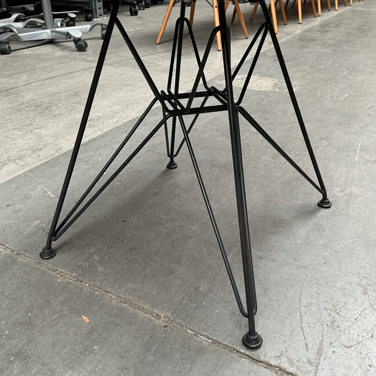 Vitra Eames Plastic Chair DSR | Eetkamerstoel | Zwarte Kuip | Blauw Zitkussen | Zwart Frame