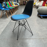 Vitra Eames Plastic Chair DSR | Eetkamerstoel | Zwarte Kuip | Blauw Zitkussen | Zwart Frame