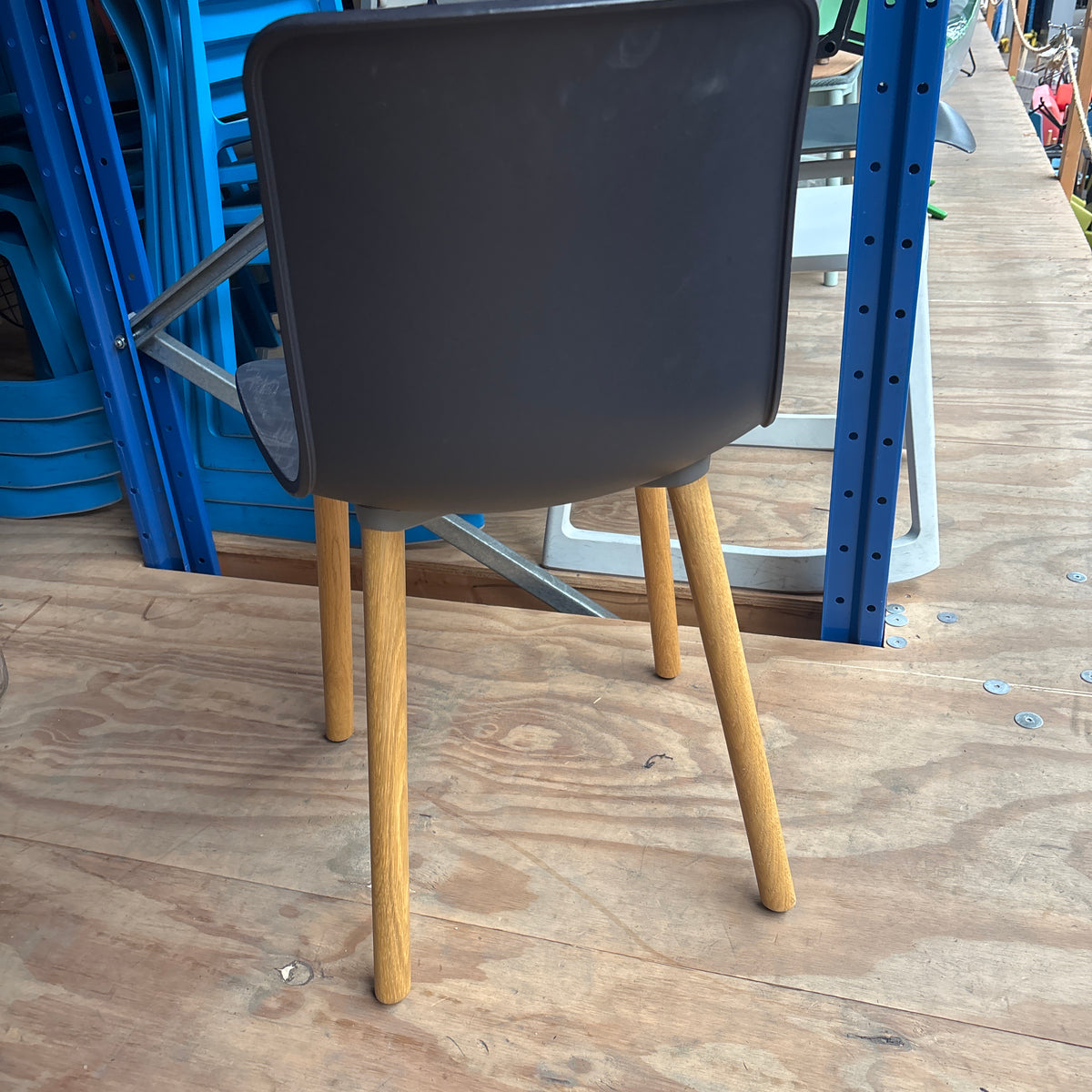 Vitra Hal Kantine / Vergaderstoel | Donkerblauw / Hout