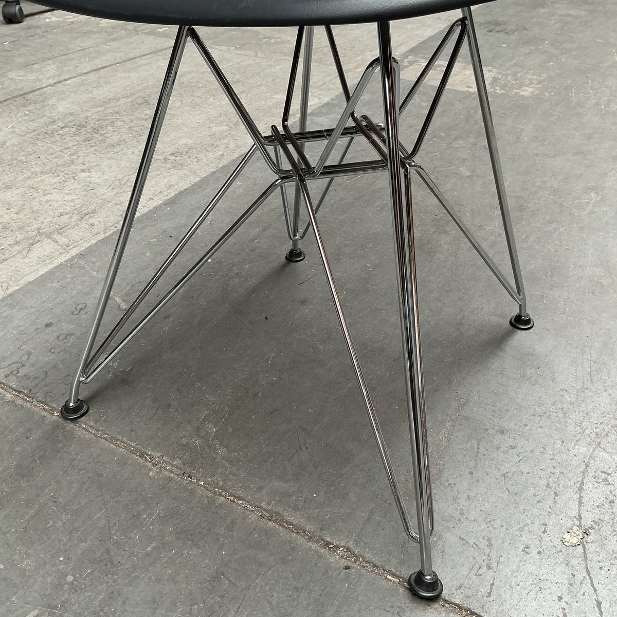 Vitra Eames Plastic Chair DSR | Eetkamerstoel | Zwarte Kuip | Blauw Zitkussen | Chroom