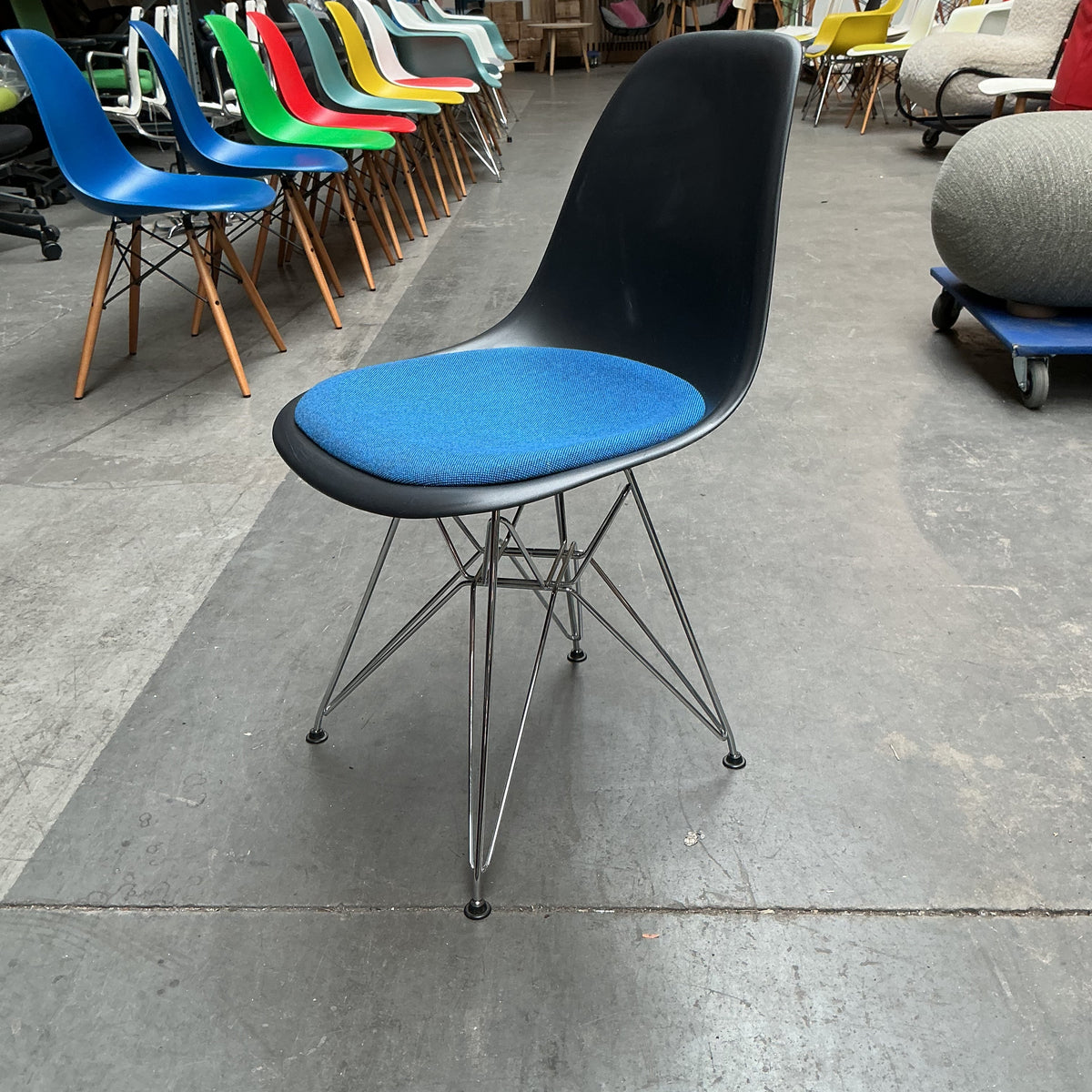 Vitra Eames Plastic Chair DSR | Eetkamerstoel | Zwarte Kuip | Blauw Zitkussen | Chroom