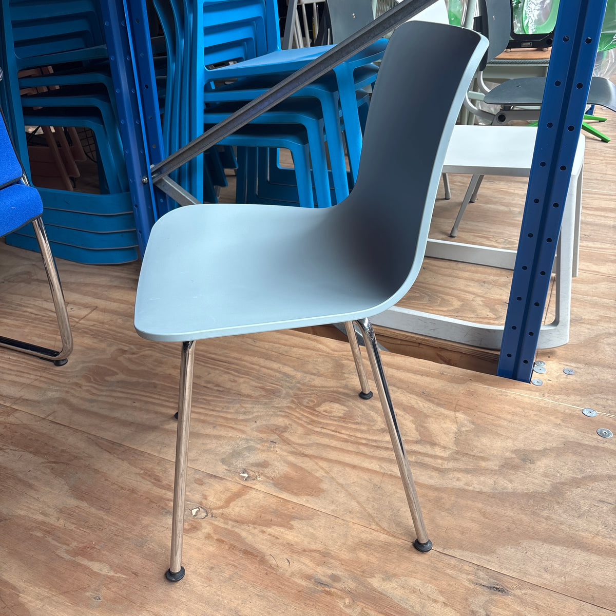 Vitra Hal Kantine / Vergaderstoel | Lichtblauw / Chrome