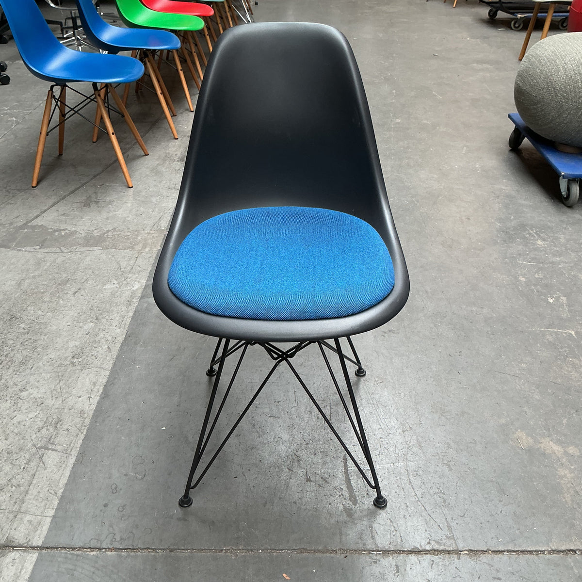 Vitra Eames Plastic Chair DSR | Eetkamerstoel | Zwarte Kuip | Blauw Zitkussen | Zwart Frame