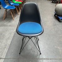 Vitra Eames Plastic Chair DSR | Eetkamerstoel | Zwarte Kuip | Blauw Zitkussen | Zwart Frame