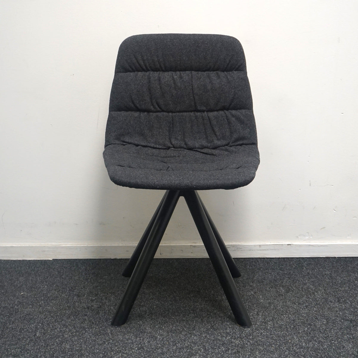 Viccarbe Maarten Soft Upholstery Design Stoel | Donkergrijs