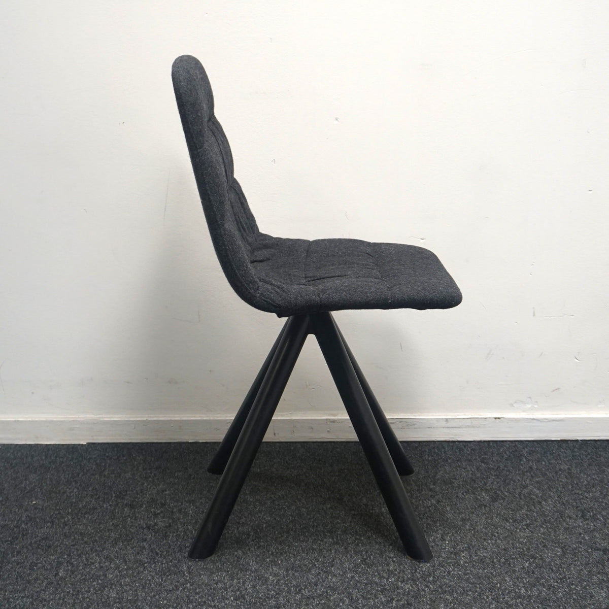 Viccarbe Maarten Soft Upholstery Design Stoel | Donkergrijs