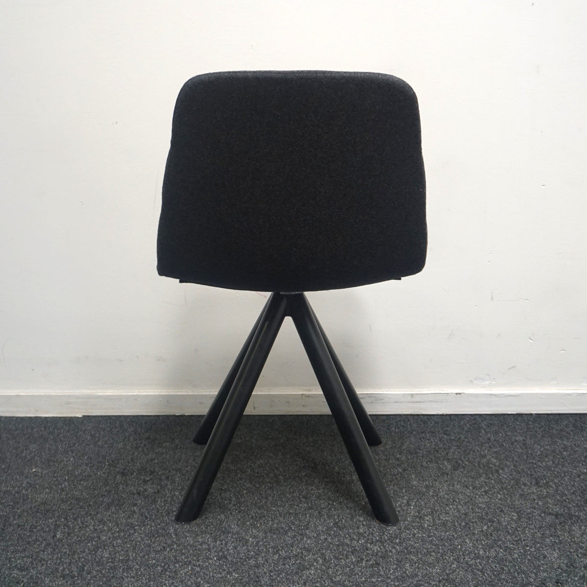 Viccarbe Maarten Soft Upholstery Design Stoel | Donkergrijs