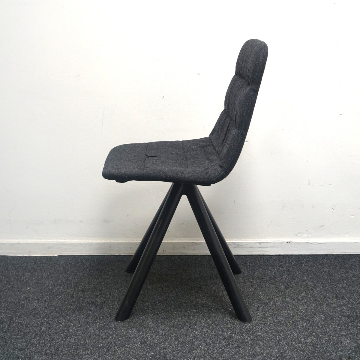 Viccarbe Maarten Soft Upholstery Design Stoel | Donkergrijs