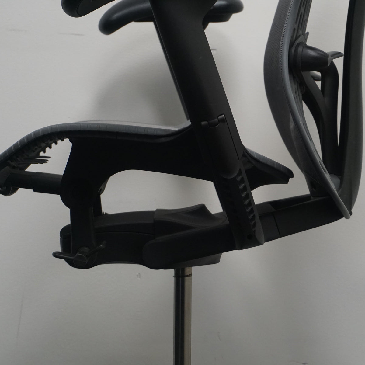 Herman Miller Mirra 2 Baliestoel | Grafit | Stof | Mesh
