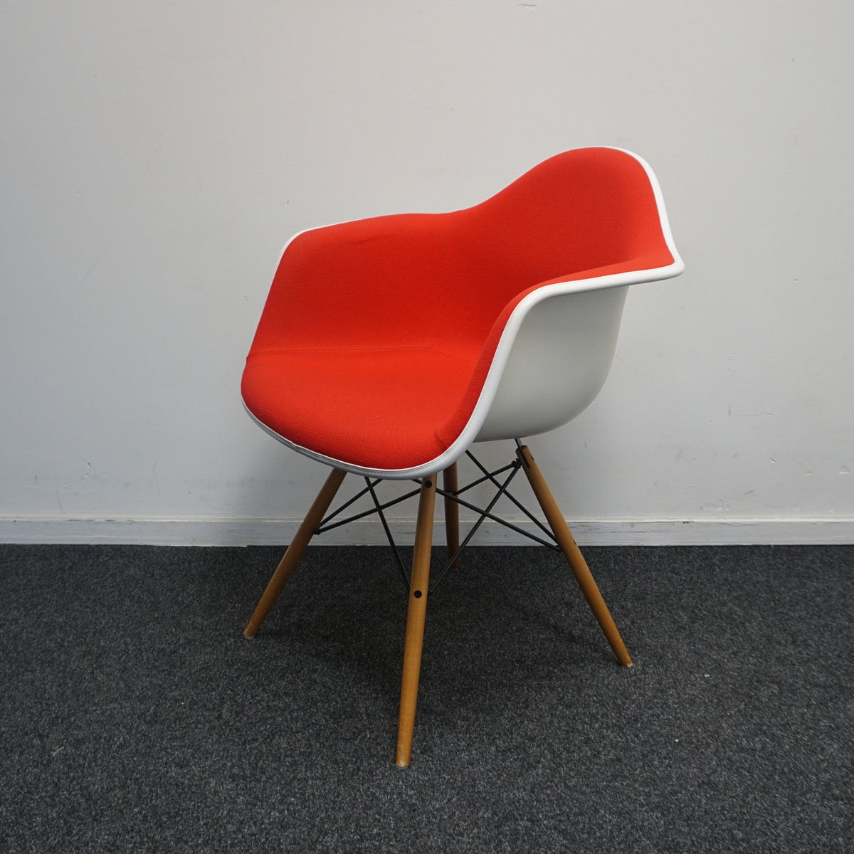 Vitra Eames DAW Design Stoel | Rood / Wit