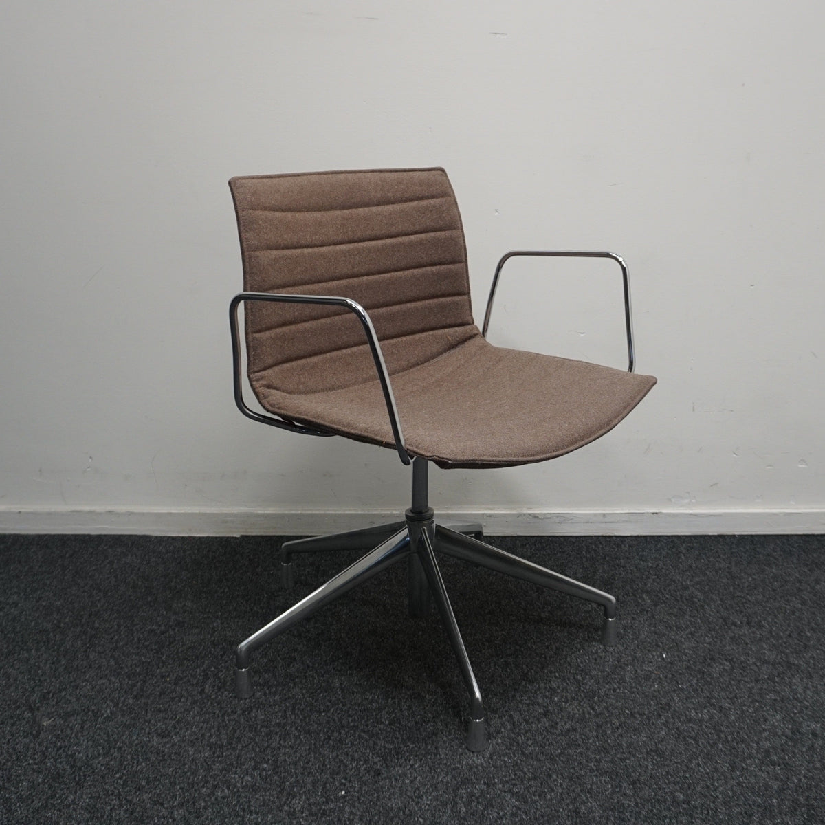 Arper Catifa 53 Design Vergaderstoelen | Bruin | Draaibaar