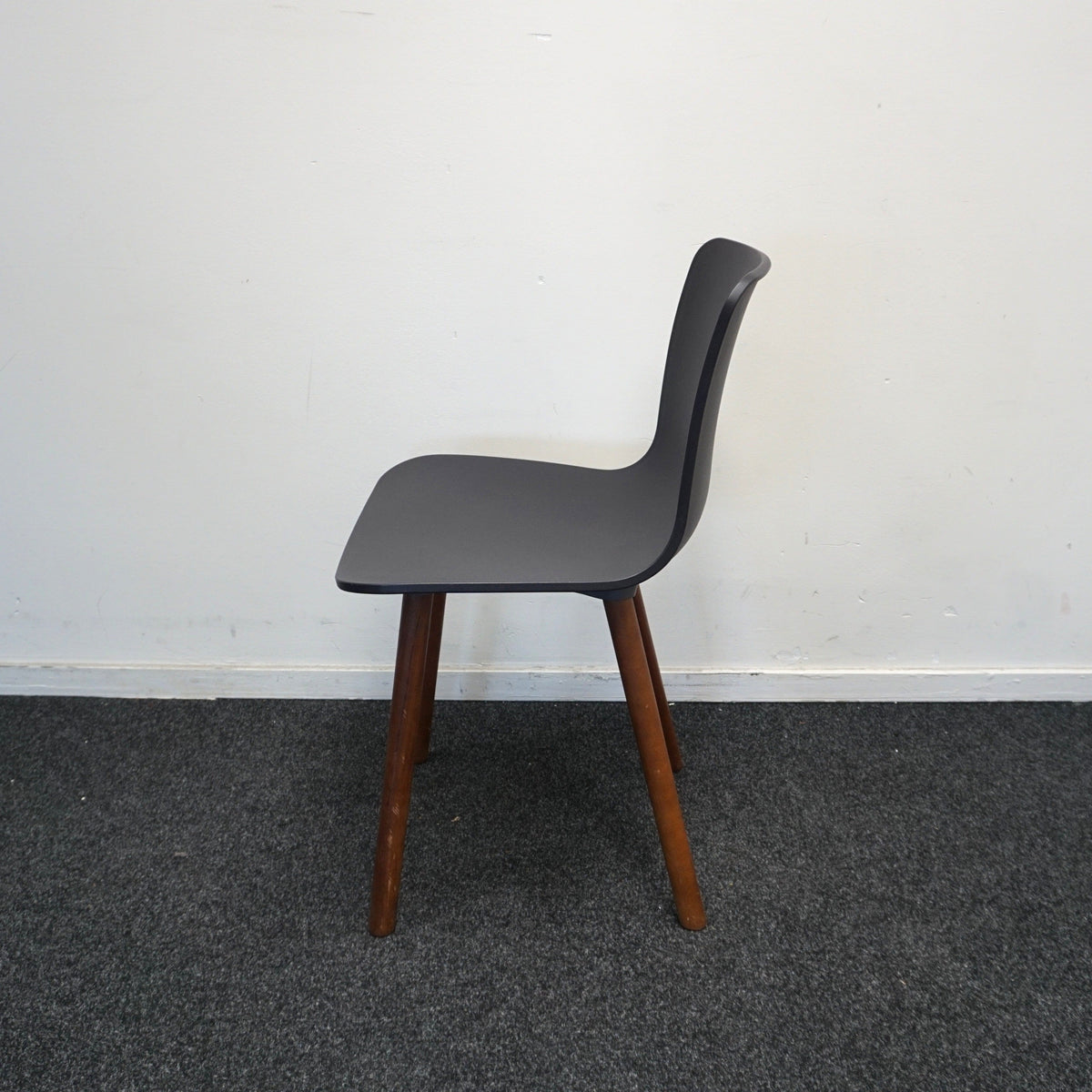Vitra Hal Wood Design Stoel | Donkerblauw | Donker Hout