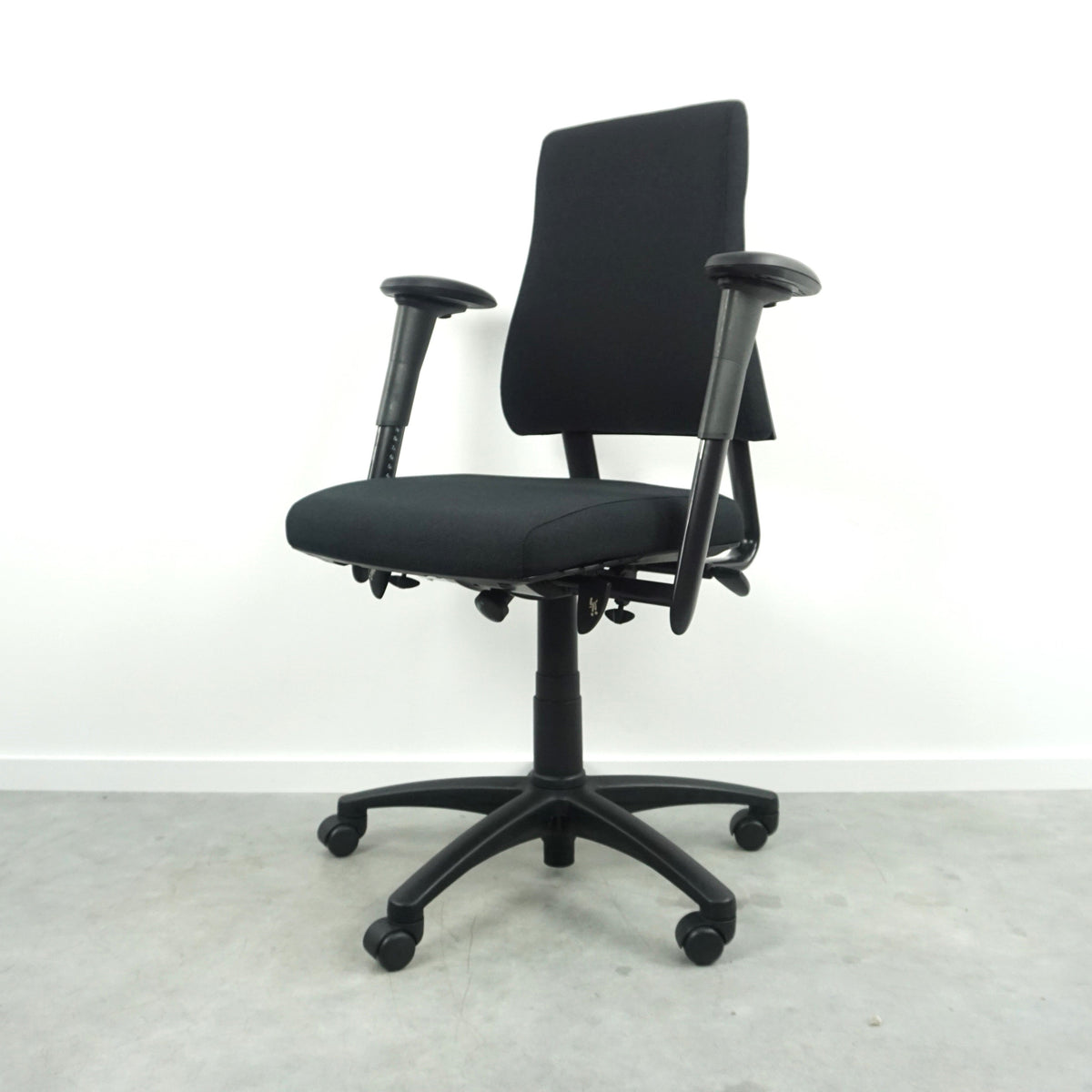 BMA Axia Bureaustoel | Refurbished | Nieuw Gestoffeerd | Zwart