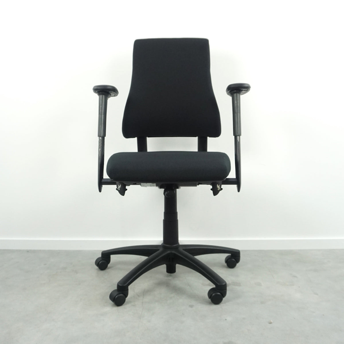 BMA Axia Bureaustoel | Refurbished | Nieuw Gestoffeerd | Zwart