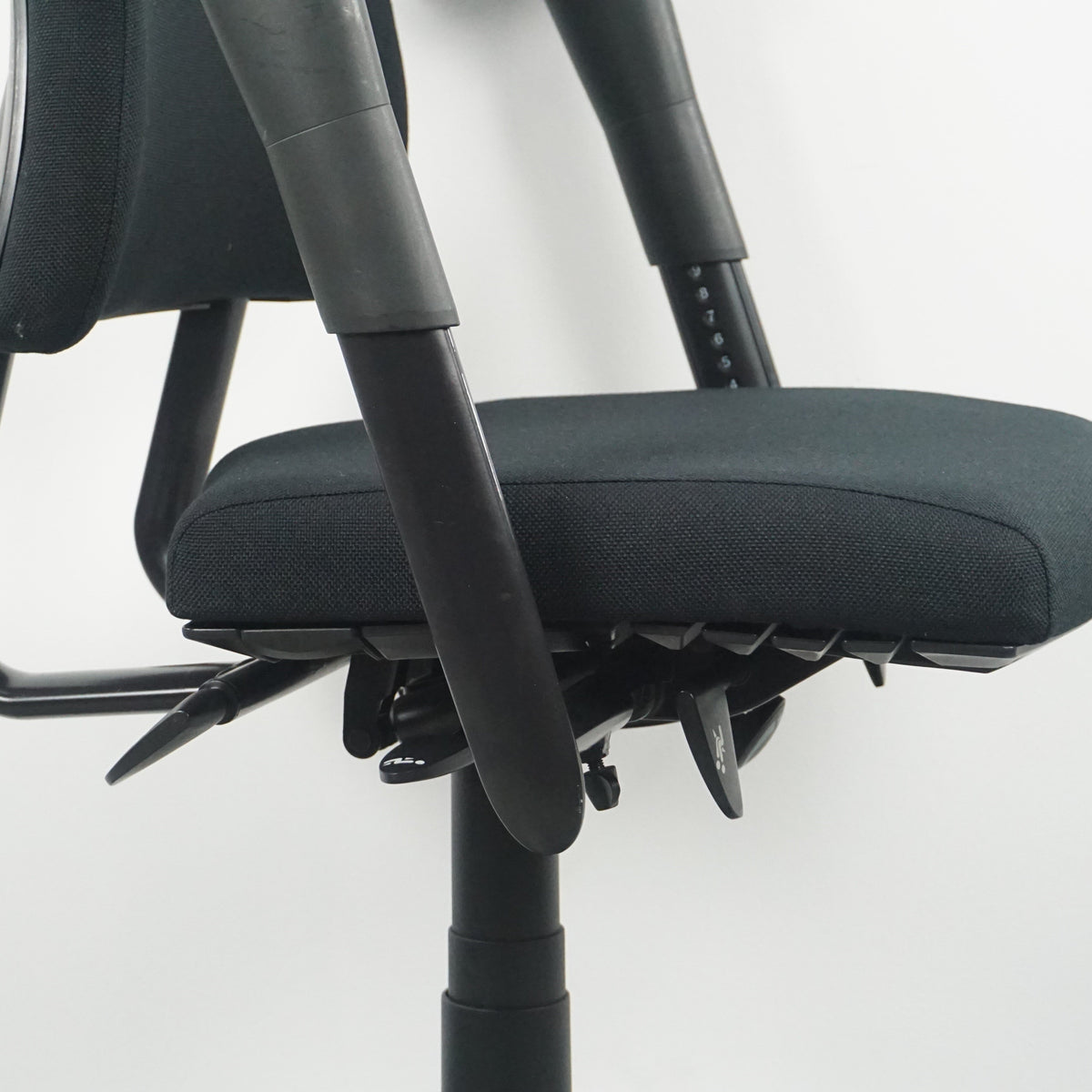 BMA Axia Bureaustoel | Refurbished | Nieuw Gestoffeerd | Zwart