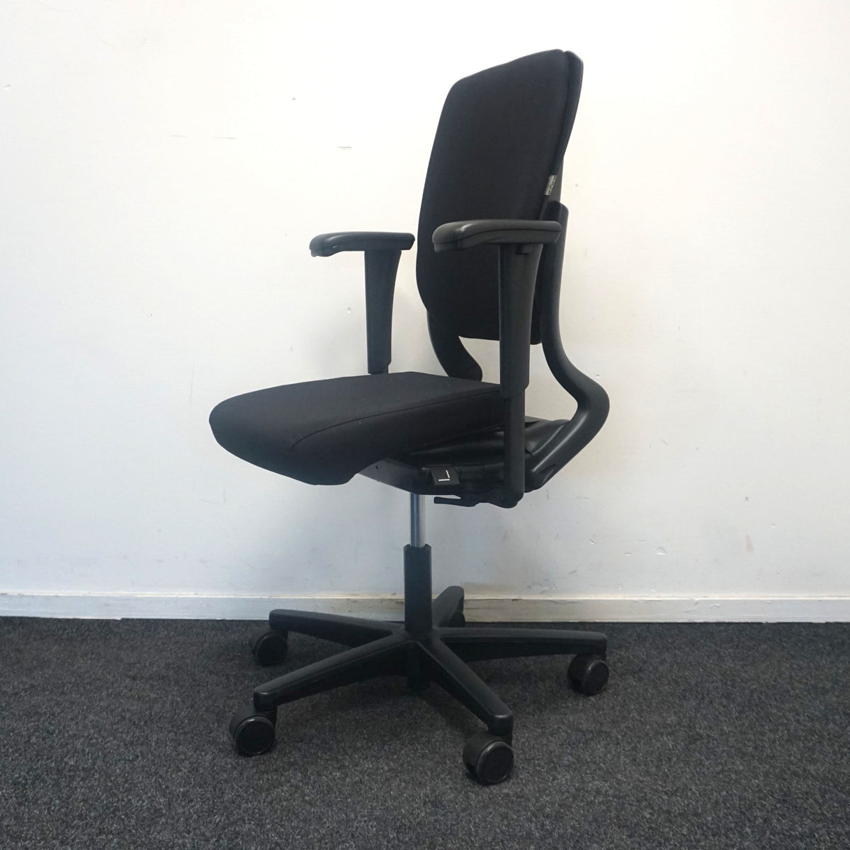 Ahrend 230 Bureaustoel | Hoge Rug | Nieuw Gestoffeerd | Zwart / Zwart