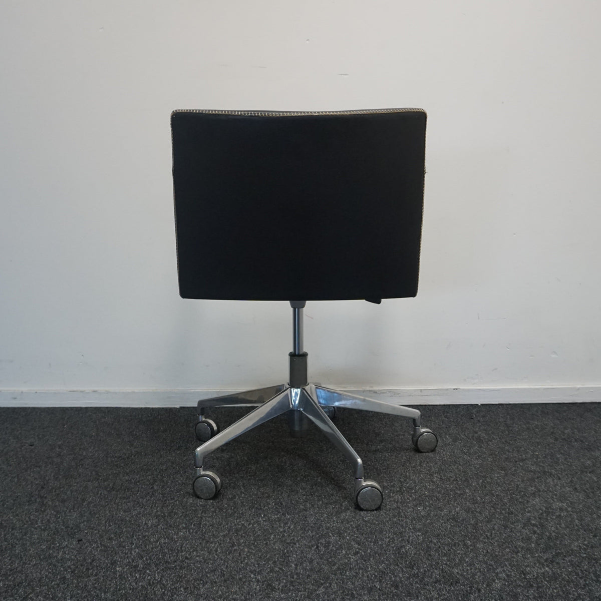 Arper Masai Design Stoel | Zwart Leer | Verrijdbaar