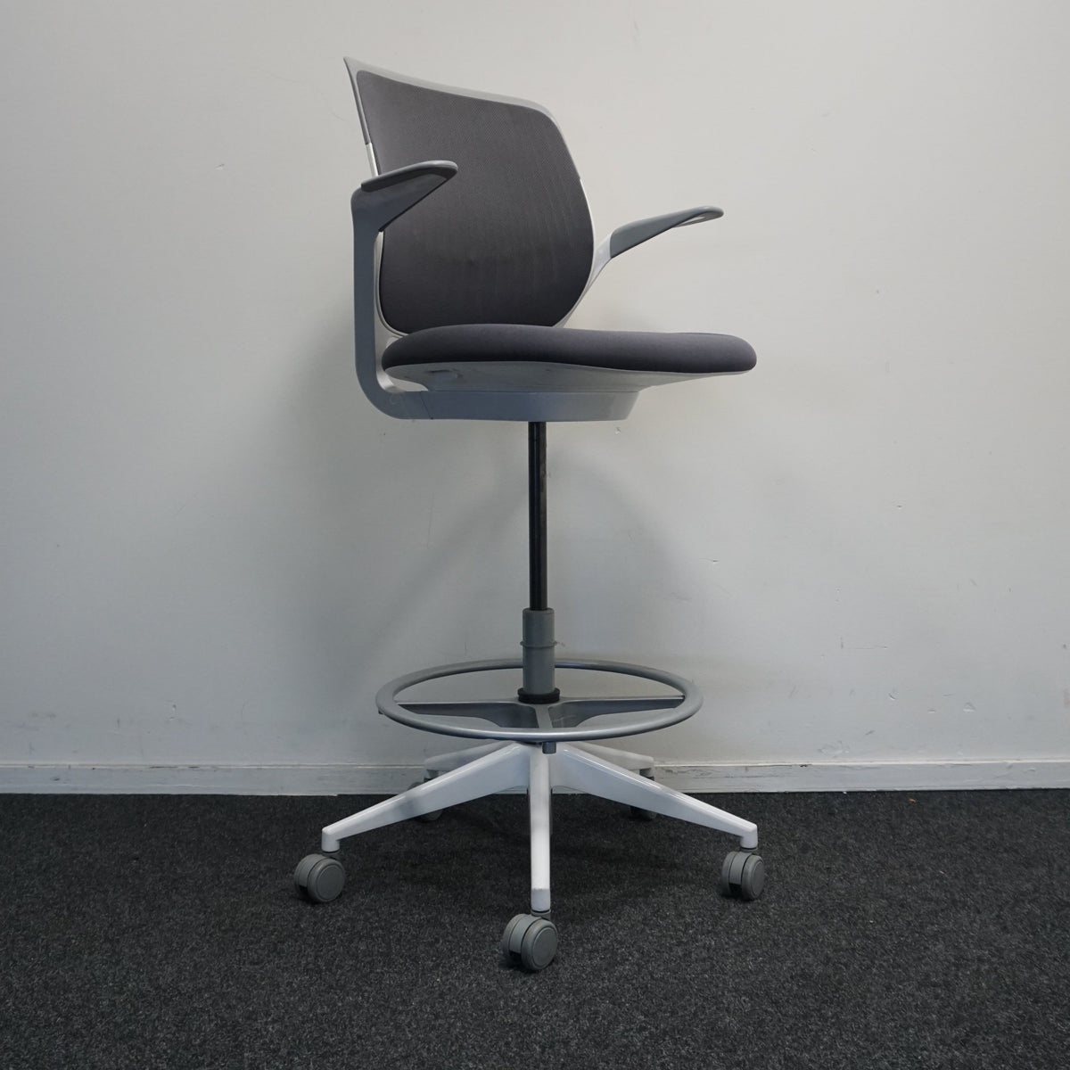 Steelcase Cobi Chair | Baliestoel | Grijs / Wit | Met Armsteunen