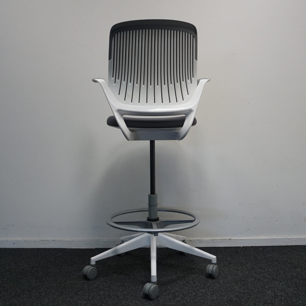 Steelcase Cobi Chair | Baliestoel | Grijs / Wit | Met Armsteunen