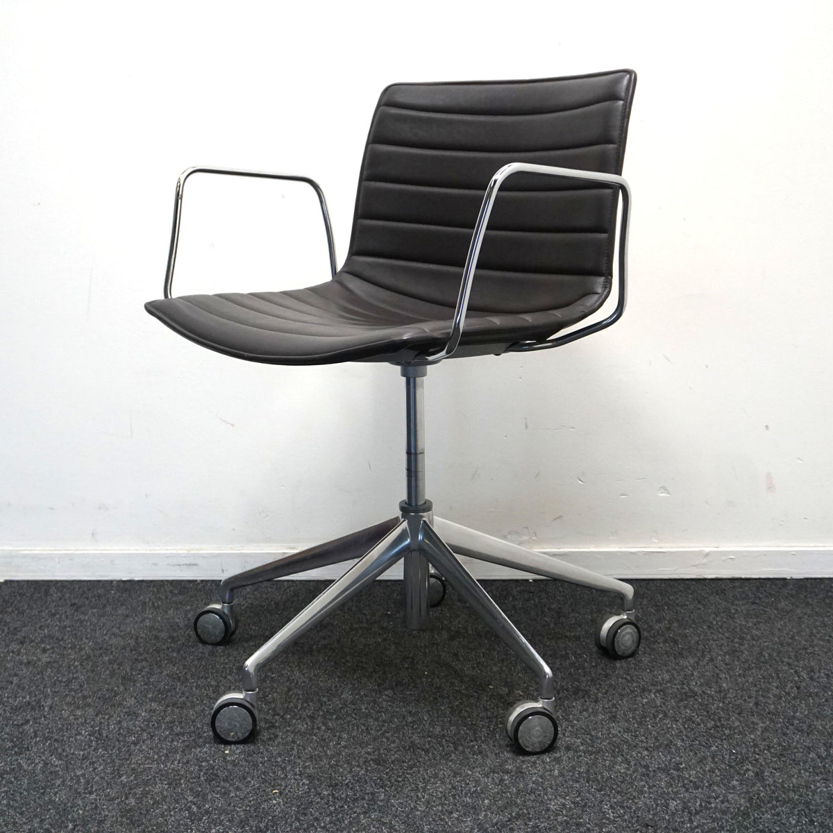 Arper Catifa 53 Design Vergaderstoel | Verrijdbaar | Donkerbruin Leer