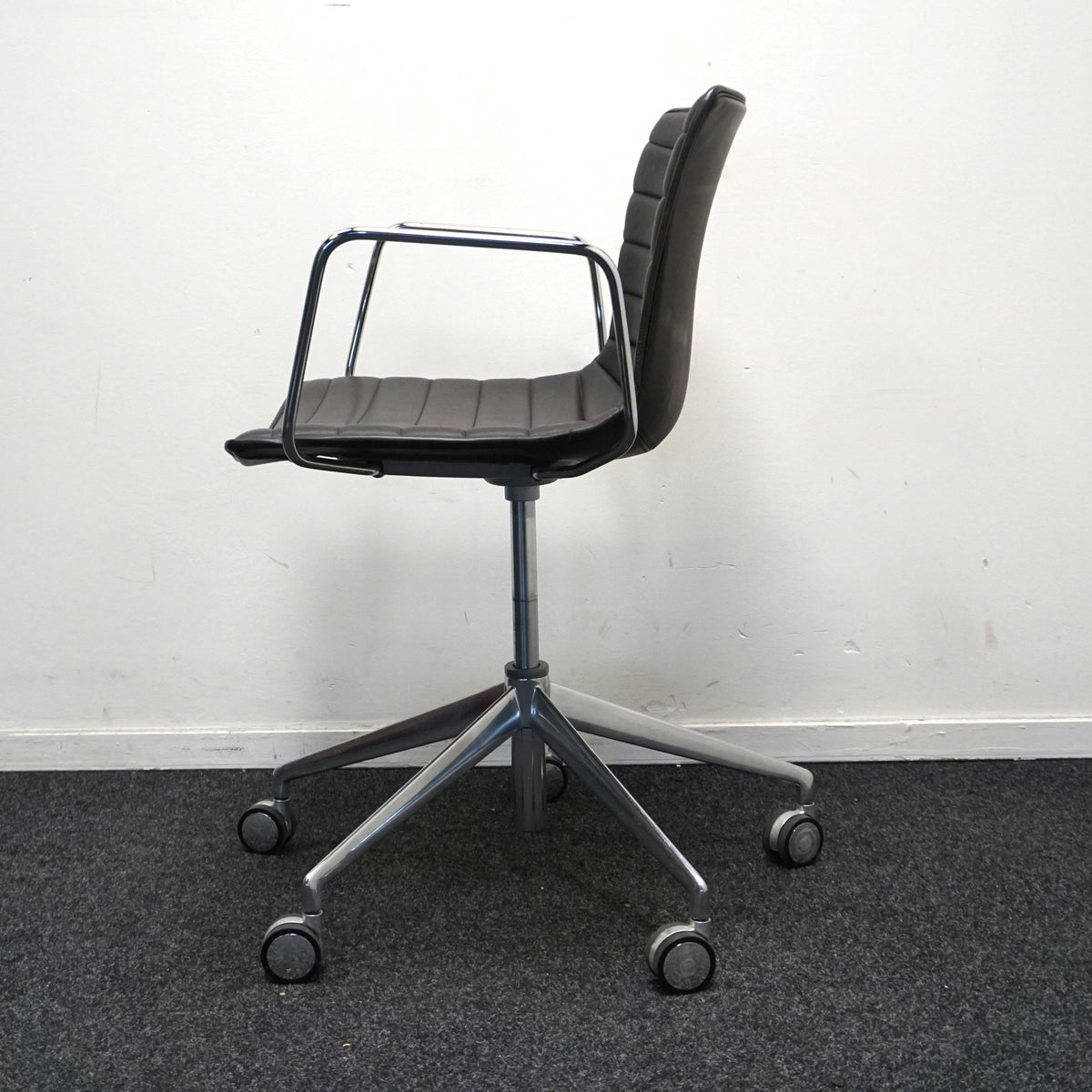 Arper Catifa 53 Design Vergaderstoel | Verrijdbaar | Donkerbruin Leer