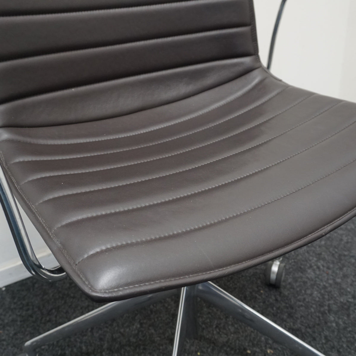 Arper Catifa 53 Design Vergaderstoel | Verrijdbaar | Donkerbruin Leer