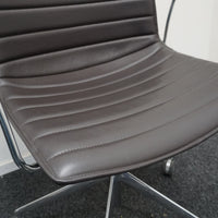 Arper Catifa 53 Design Vergaderstoel | Verrijdbaar | Donkerbruin Leer