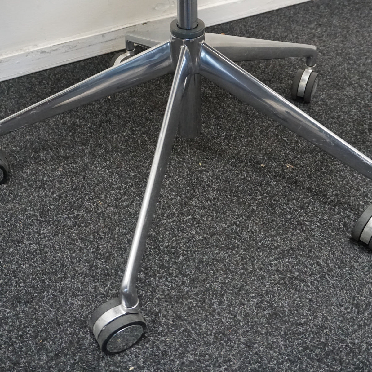 Arper Catifa 53 Design Vergaderstoel | Verrijdbaar | Donkerbruin Leer