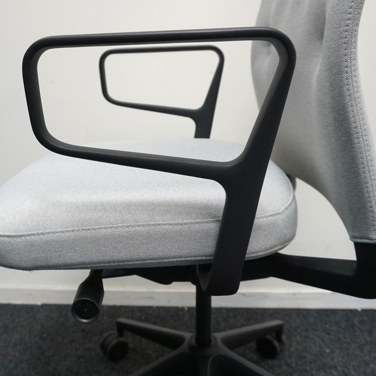 Vitra ID Trim L Bureaustoel | Lichtgrijs / Zwart