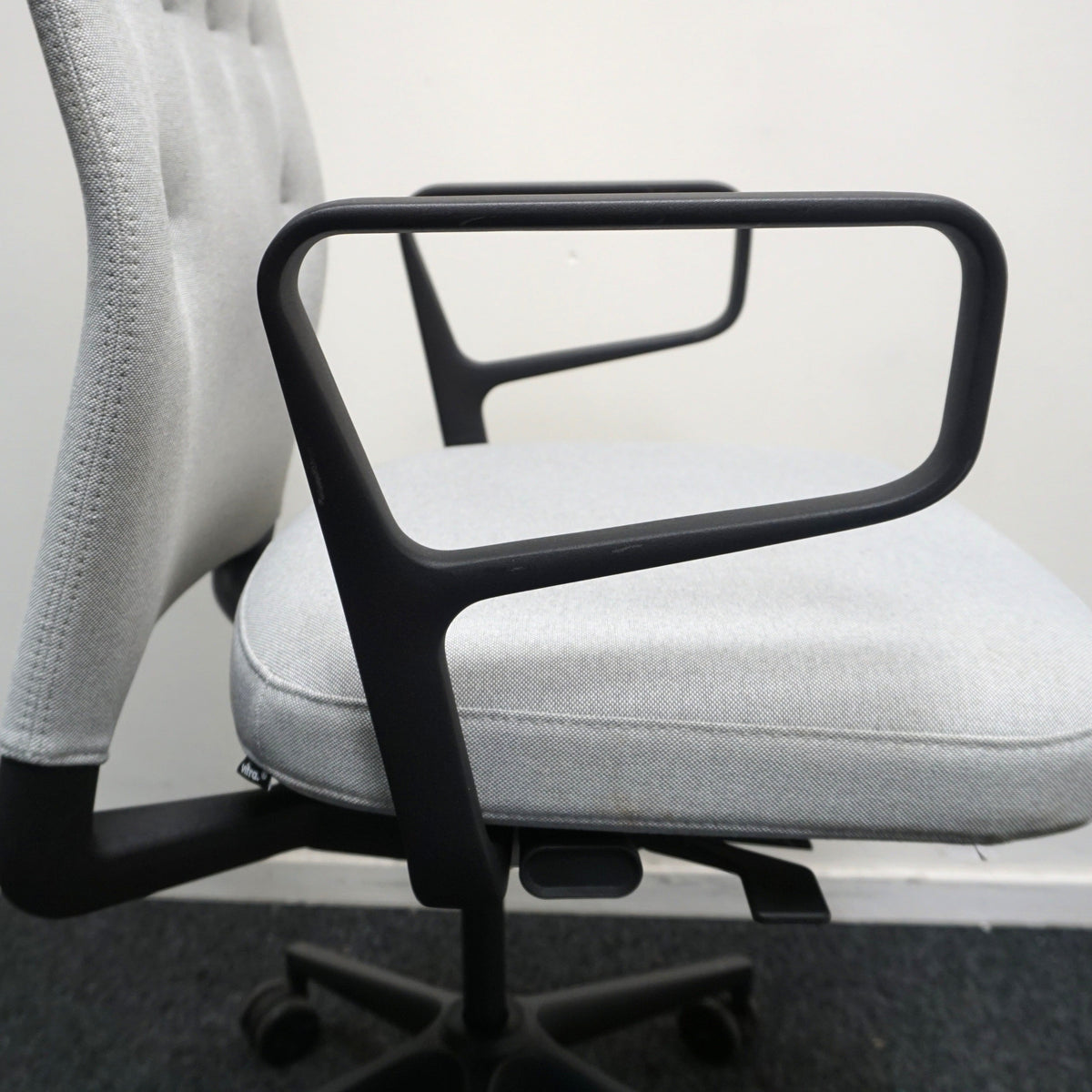 Vitra ID Trim L Bureaustoel | Lichtgrijs / Zwart
