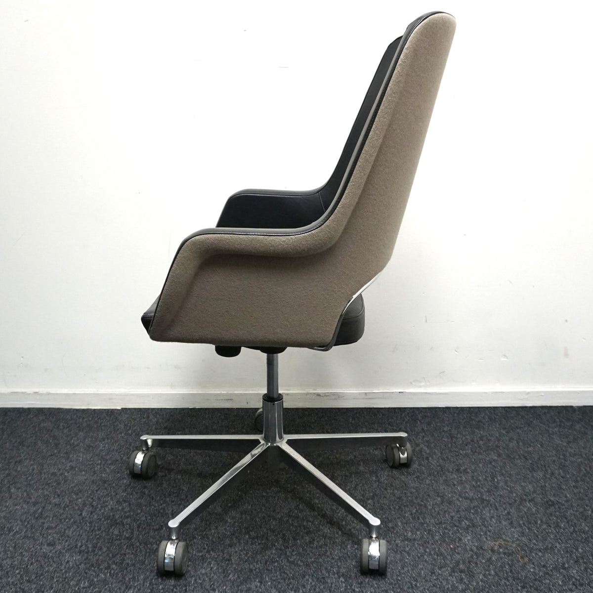 Mpiu Juliette J101 Design Vergaderstoel | Zwart Leer / Beige stof