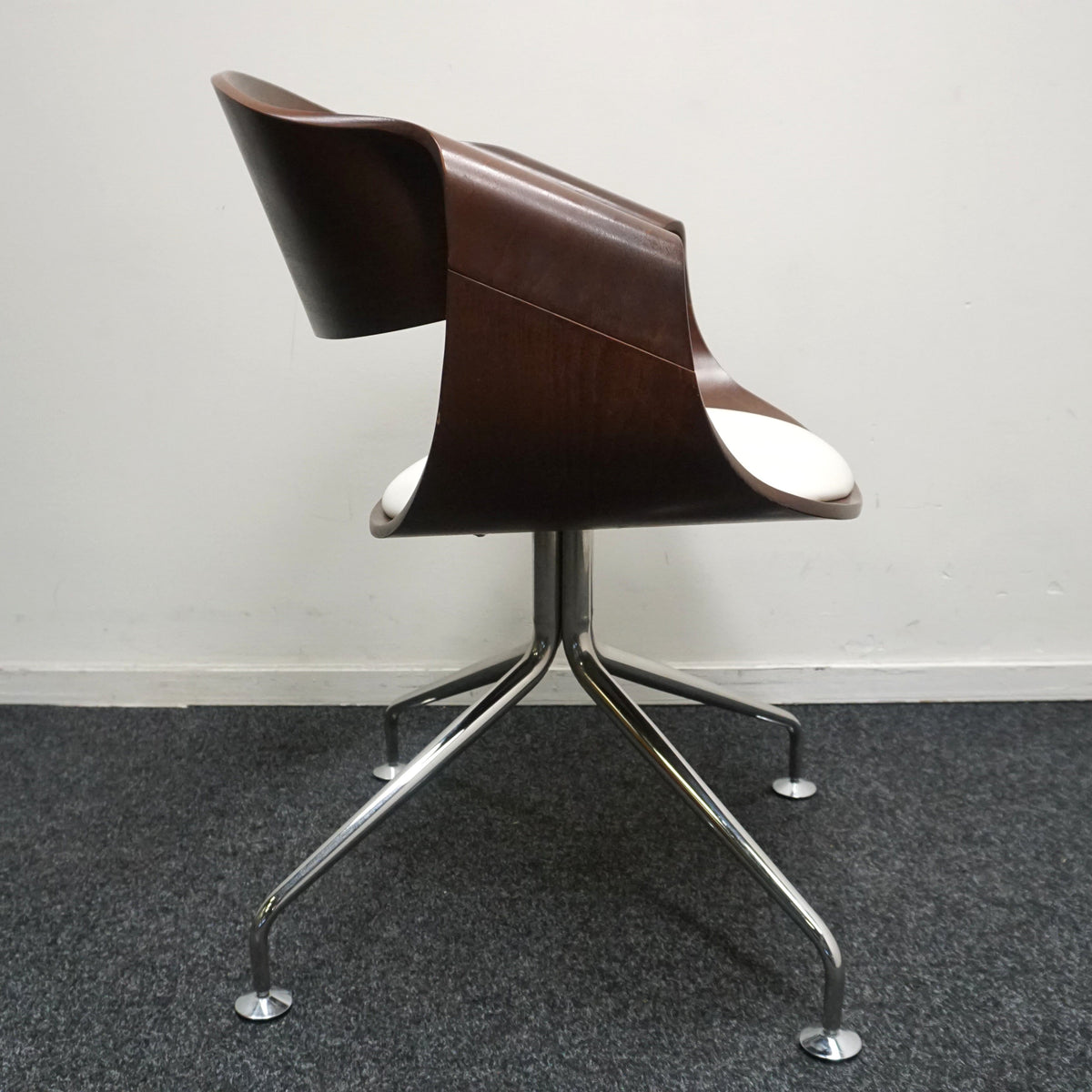 Vepa Embrace Design Stoel | Donkerbruin hout | Wit Leer