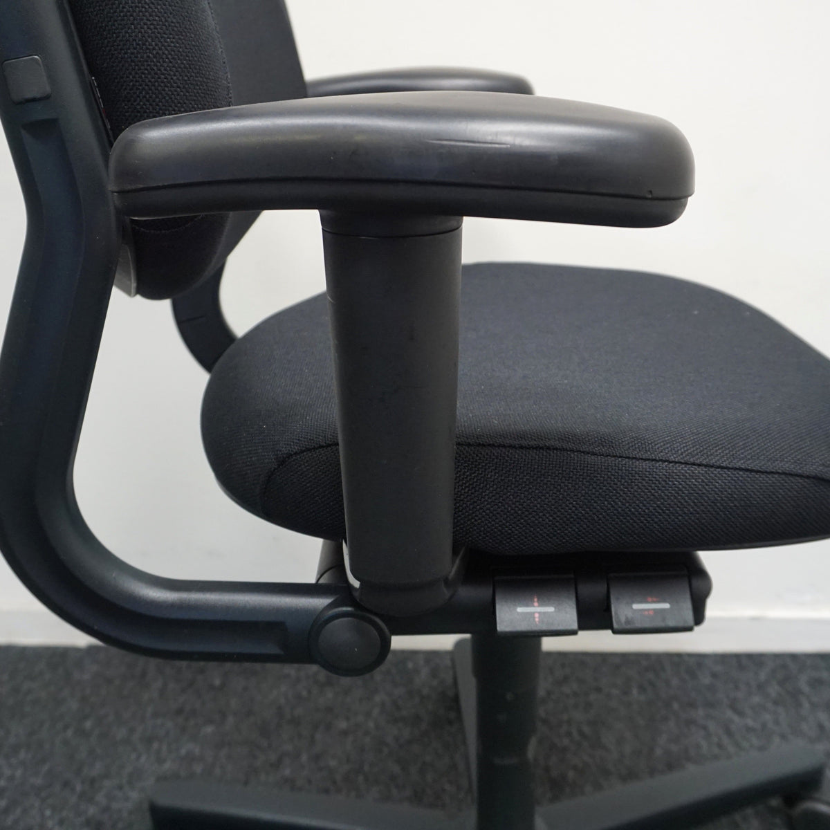 Ahrend 220 Bureaustoel | Nieuw Gestoffeerd | Zwart | 3D Pads