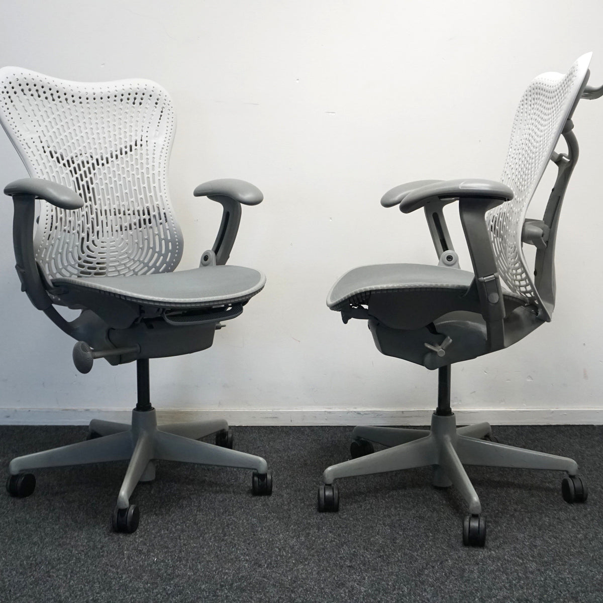 Herman Miller Mirra 1 Bureaustoel | Grijs / Lichtgrijs | met Kledinghanger